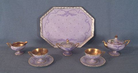 Juego de te de Limoges con motivos napoleonicos, comp: tetera, lechera, azucarera, 2 tazas con pl (1 taza c/ fisura,