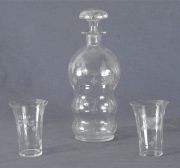 Piezas botellon y 3 vasos, con decoración palos de naipe, firmado