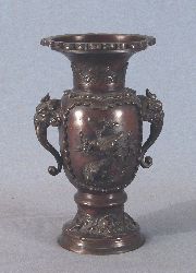 Par de vasos de bronce con patina ,dos asas con decoracion de elefantes