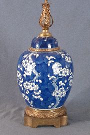 Lmpara de porcelana con motivos en azul y blanco, craked ice, China S. XVIII, montura de bronce. Francia principios S.