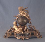 Reloj de mesa estilo Luis XV, sostenido con putinos, con pendulo, sin llave -195-