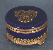 Caja de Sevres. Azul con montura de bronce.