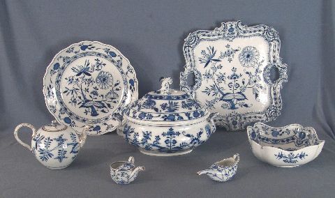 Juego Meissen de porcelana alemana blanca y azul. Comp. por: 70 playos (2 cachados), 16 hondos (4 con deterioros)