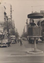 MAKARIUS, Sameer, Garita de Policía, Fotografia vintage reproducida en el libro Buenos Aires, Mi Ciudad, pagina 94, 1958