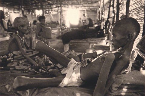 SEBASTIAO SALGADO, Children in the camp of Wad Sherifay, fotografia