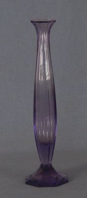 Florero de vidrio violeta