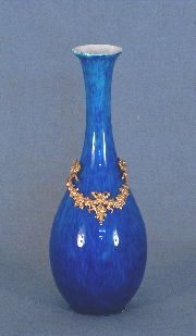 Par de vasos de Sevres, esmalte azul, aplicaciones de bronce. (#)