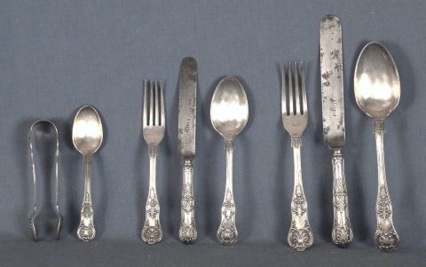Juego de Cubiertos de mesa A. Lappas, Comp: 5 pzs. de servir,11 tenedores de mesa, 12 cuchillos de mesa, 12 cucharas de