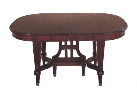 Juego de comedor estilo Luís XVI, mesa con pie y tabla, 8 sillas y aparador.