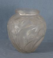 Lalique, vaso con fisura , firmado.