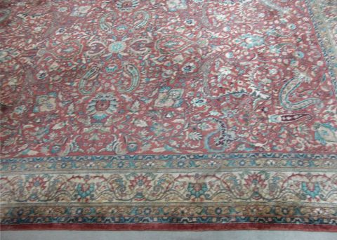 Carpeta Goum, persa, de lana,  fondo rojo con guarda blanca. Mide: 496 x 347 cm.