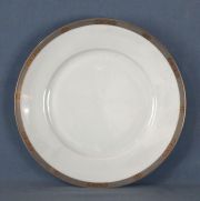Juego de porcelana de Limoges, blanco con borde verde y dorado. Comp. por: 20 platos playos, 10 platos hondos, 11 platos