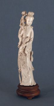 Dama con flores, figura China tallada