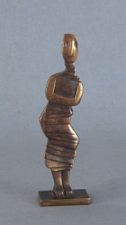 MINUJIN, Marta. Figura femenina, escultura de bronce, firmada, fundidor Fontana.