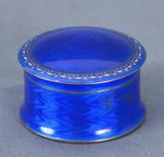 Caja circular de plata con esmalte azul guilloche