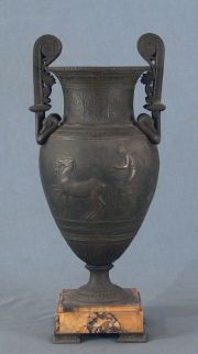 Vaso de bronce con escenas clásicas