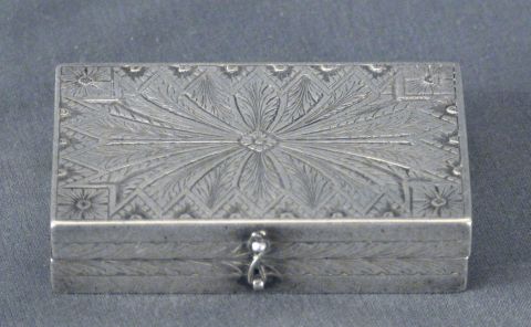 Cigarrera rectangular con decoración de hojas
