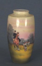 Vaso porcelana alemana, decoración con figura de caballo.