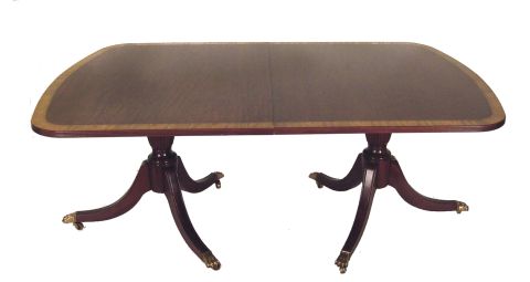 Juego de comedor de la casa Ethan Allen: mesa Sheraton c/2 tablas y tapa de protección. Diez sillas y dos sillones.