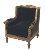 Par de sillones estilo Luis XV, tapizados en verde con dorado