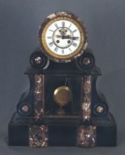 Reloj de mesa, cuadrante con esmalte blanco y caja de mármol.