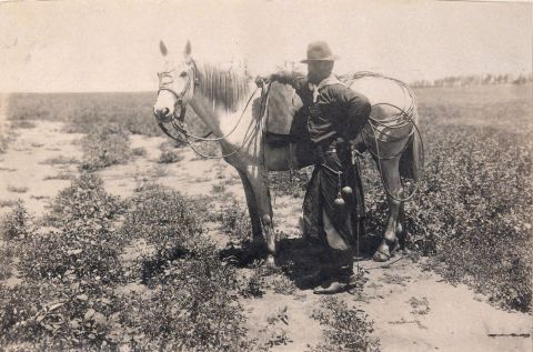 AYERZA, Francisco. Gaucho y caballo, foto.