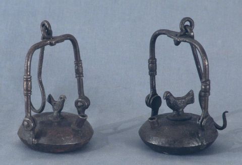 Dos lámparas de minero de aceite de hierro.