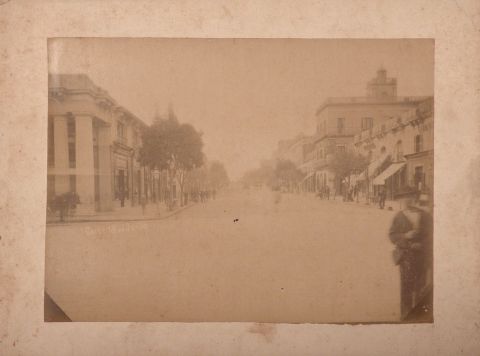 Calle 18 de Julio, Montevideo. Foto albuminada circa 1885, realizada por la firma fotografica Chute y Brooke de Montevid