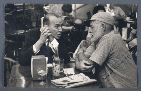 Foto de Ernest Hemingway y Noel Coward en La Habana, firmada por el primero. Circa 1960.