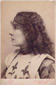 Nadar, Cbinet Portrait de Sarah Bernhardt, representando a Juana de Arco.