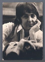 Fotografía de Paul Mc Cartney y John Lennon autografiada por ambos. Fotógrafo  D. Mc Cullin.