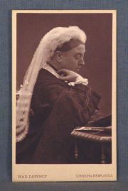 Reina Victoria, Carte de Visite por W. D. Downey. Clásica postal de la Reina Victoria.