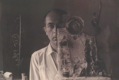 Sameer Makarius, El escultor, fotografía original firmada al dorso. Impresión posterior.