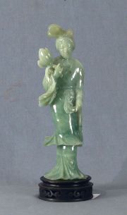 Dama oriental con flor de loto, talla en piedra, 28 cm. (3)