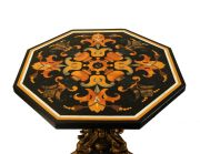 Mesa mosaico con base de madera dorada y tallada.