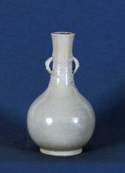 Vaso chino, crema, con asas. (128)