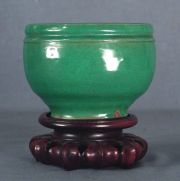 Vaso oriental, esmalte verde , cachadura en la base. Averas -23-