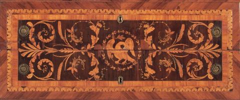 Comoda italiana, con marqueterie, peq. faltantes -15-