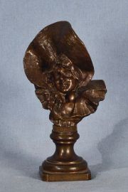 Mujer con sombrero, escultura de bronce. Anónima, -111-