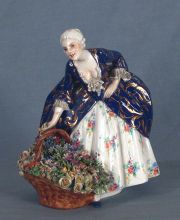 Mujer con canasta de flores, porcelana