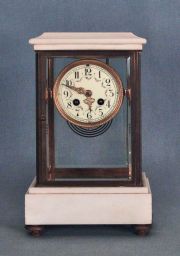 Reloj de mesa francés, con péndulo a mercurio y dos llaves