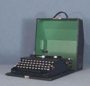 Maquina de escribir Remington, portatil con estuche original.