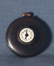 Reloj de solapa (falta tapa de vidrio) en estuche azul cuadrado