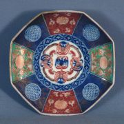 Dos platos octogonales, uno restaurado, (Siglo XIX)