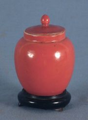 Pote de porcelana coral con base