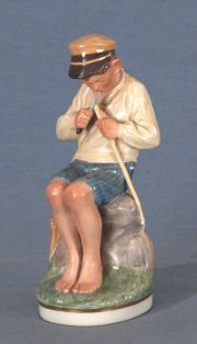 Niño tallando, figura porcelana Copenhagen -35-