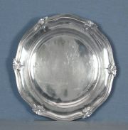 Fuente circular con decoración de vid.
