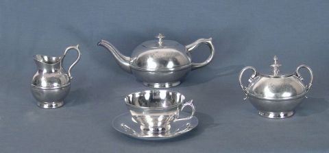Pz. té metal plata colonial, tetera, azucarera , lechera y taza con plato.-82-