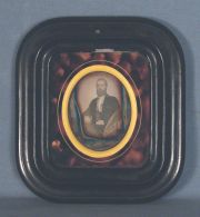 Daguerrotipo. Retrato de Caballero, oval, marco carey.
