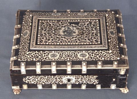 Caja costurero oriental, de madera con incrustaciones de hueso, peq. averias